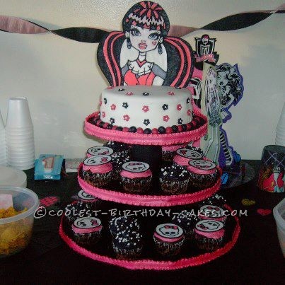 Photos Birthday Cakes on Monster High Cupcakes And Birthday Cake   Coolest Birthday Cakes